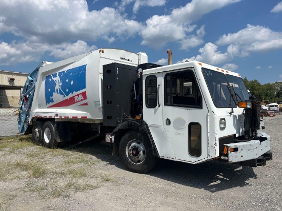 2010 Crane Carrier Low Entry LET2-26 Packer T/A Trash Truck