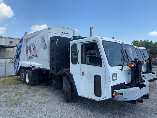 2010 Crane Carrier Low Entry LET2-26 Packer T/A Trash Truck