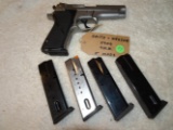 Smith & Wesson Mod 5906 9mm Semi Auto Pistol w/5 clips