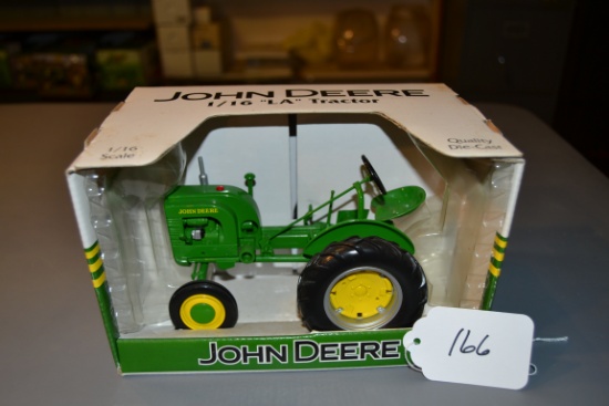 diecast JD "LA" tractor   W/box