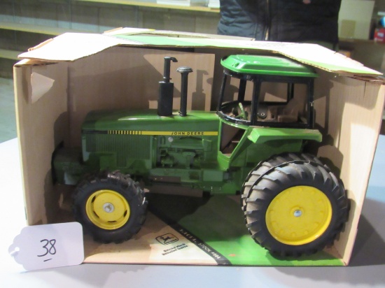 diecast JD MFWD row-crop tractor W/box