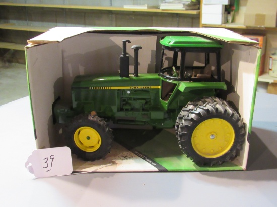 diecast JD MFWD row-crop tractor W/box