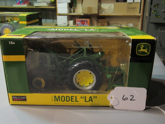 diecast JD 1942 "LA" tractor W/ box