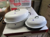 2 Enamel Pieces, large and small roaster (black)
