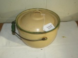 beige  /green handle enamel stock pot