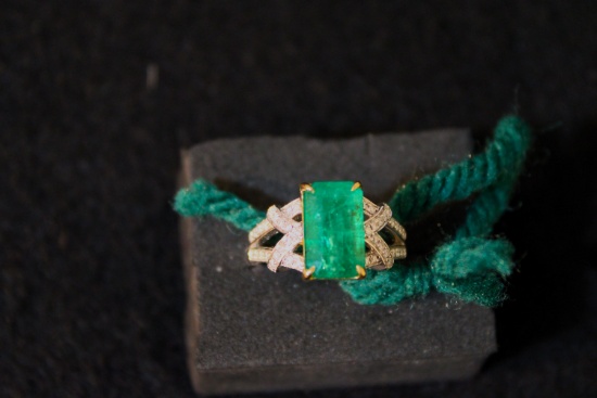 Emerald & diamond ring set in 18K yellow gold