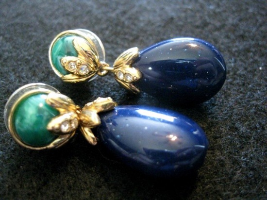 Beautiful set of pierced earrings small symbol on back