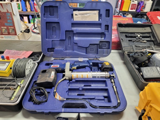 Lincoln Model:1200 12Volt Grease gun w/ battery, charger, and case
