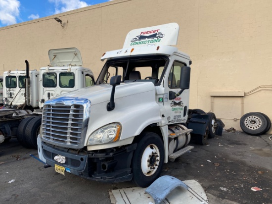 2012 Freightliner Cascadia tandem axle day cab truck tractor