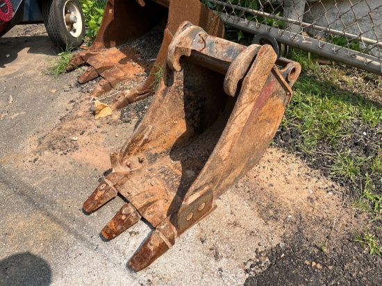 13" 3-Tooth Excavator Bucket