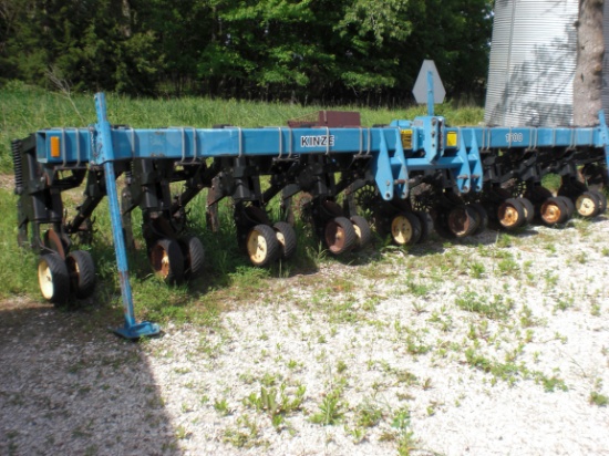 8-30 Kinze 1500 single sweep cultivator