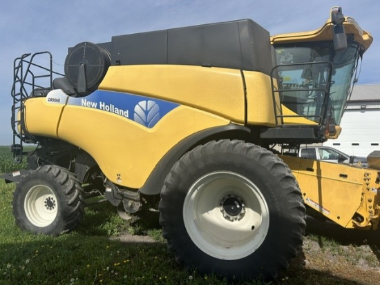 2007 New Holland CR9060 Combine