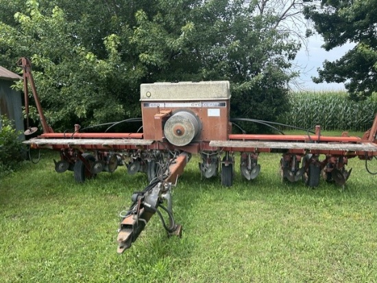 International 800 8-Row Planter