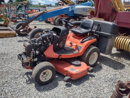 Kubota GR2100 Riding Tractor w/Bagger (QEA 4940)