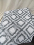 GRAY AND WHITE  RUG 5' X 8'