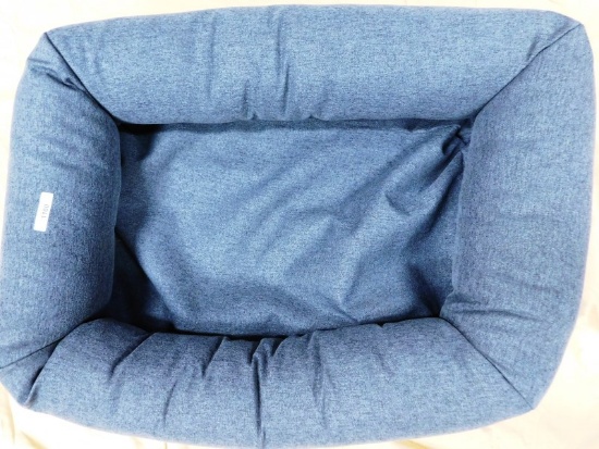 BEAUTIFUL DOG BED 24" X 16" X 8