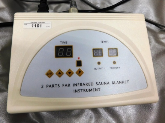 2 PARTS FAR INFRARED SAUNA BLANKET INSTRUMENT (ZIPPER OFF TRACK AND VINYL  AND TEAR ON BACK)