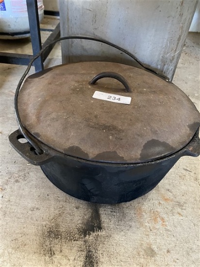 CAST IRON DUTCH OVEN W/LID