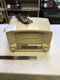 vintage Bakelite general electric tabletop radio turns on in homes