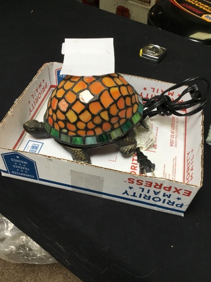 leaded glass turtle lamp works but needs a new bulb