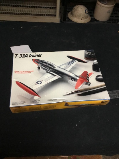 vintage 1989T 33 a trainer plastic model sealed in box