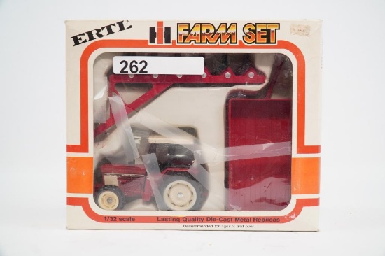 INTERNATIONAL 1/32 SCALE TOY FARM SET