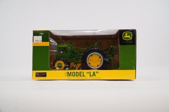 JOHN DEERE MODEL LA TOY TRACTOR