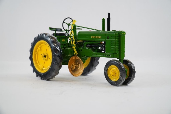 JOHN DEERE MODEL B TOY TRACTOR