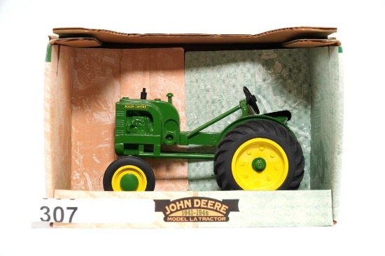 JOHN DEERE MODEL LA TOY TRACTOR