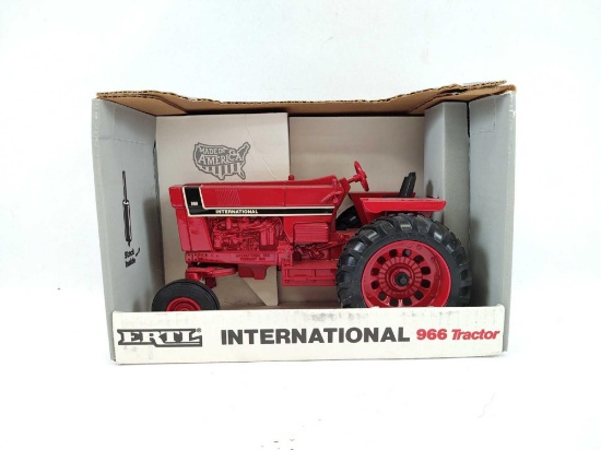 INTERNATIONAL 966 TOY TRACTOR