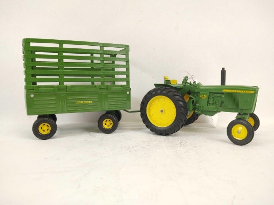 JOHN DEERE 4020 TOY TRACTOR w/ WAGON