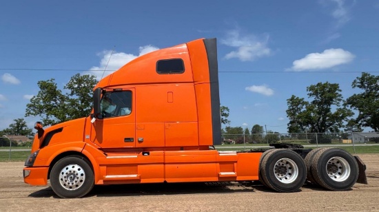 2016 VOLVO SINGLE SLEEPER ROAD TRACTOR