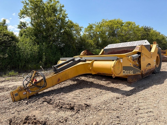 2017 John Deere 2412e Pull-Type Dirt Pan