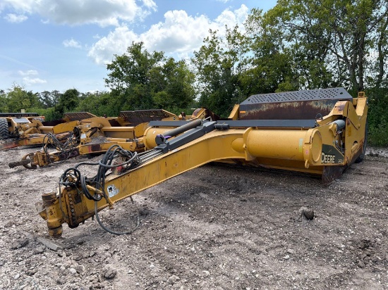 John Deere 2412e Pull-Type Dirt Pan