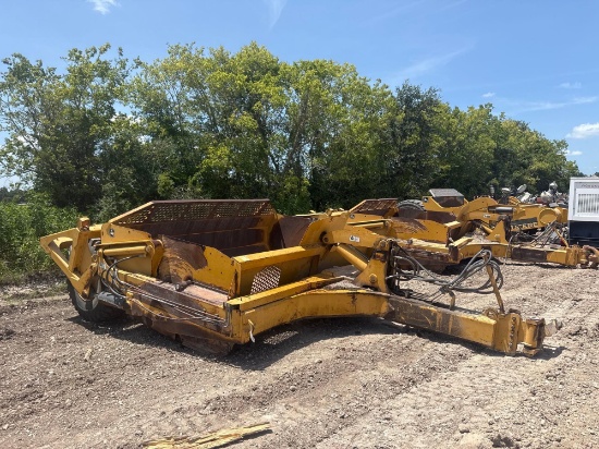 John Deere 1812c Pull-Type Dirt Pan