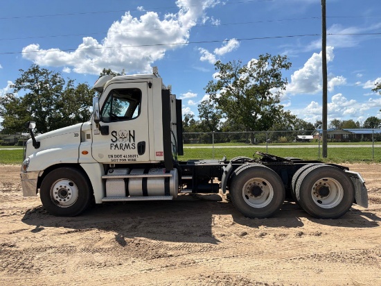 2016 Freightliner 125 Daycab Road Tractor