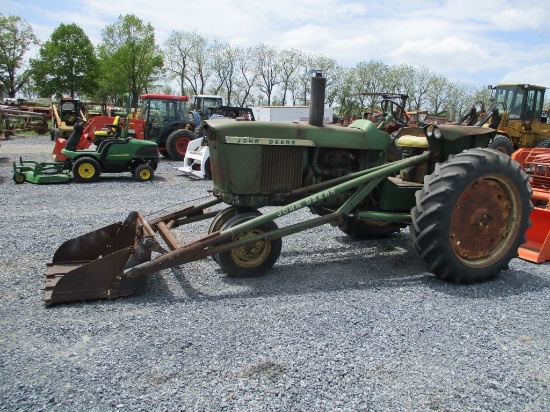 John Deere 3010 w/Loader
