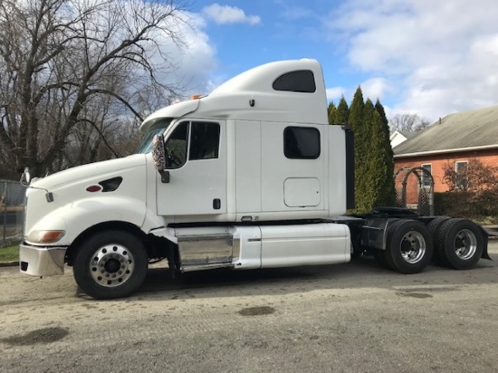 2005 Peterbilt Road Tractor w/Sleeper