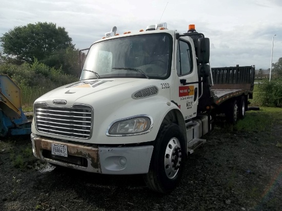 2005 Freightliner Flatbed w/Air Lift Beaver Tail
