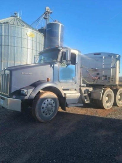 2005 Kenworth T800 Day Cab Tractor