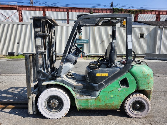 Komatsu FG25T-16 5,000lb Forklift