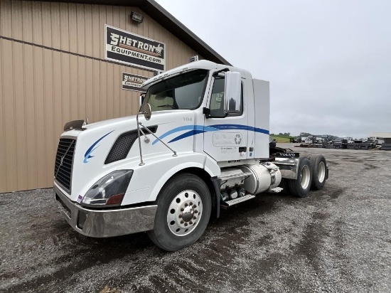 2011 Volvo VNL64T300 Day Cab Tractor Truck