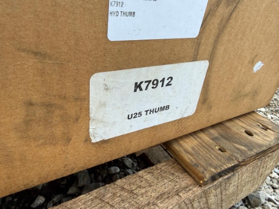 Kubota K7912 Hydraulic Thumb