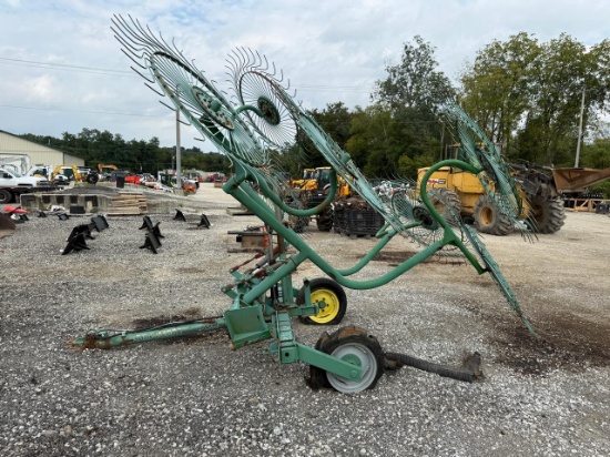 John Deere 702 Hay Rake