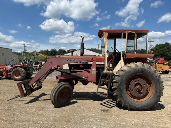 International Harvester 806 Tractor