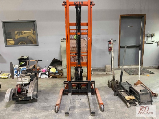 Lee ET7130 hydraulic stacker lift truck, 1,000lb capacity