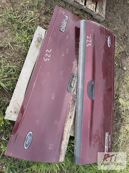 (2) Ford F350 tailgates