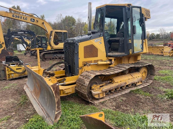 2011 John Deere 650J XLT bulldozer, 2380 hours, 6 way blade, Radio, Heat/AC, SN:T0650JXBD210485