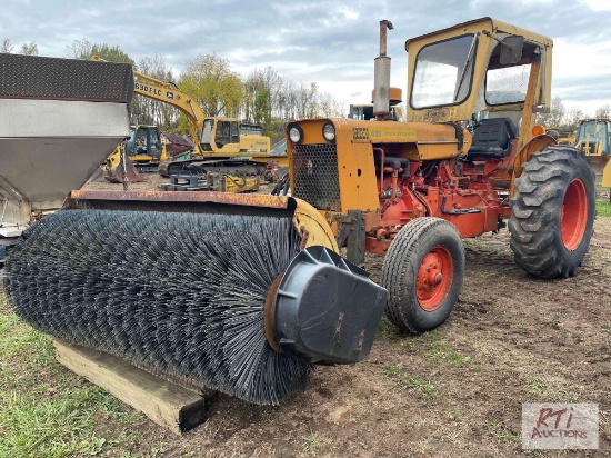 CASE 480 construction king tractor, 3098 hours, Sweeper attachment