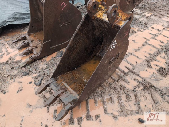 Geith 18in excavator digging bucket